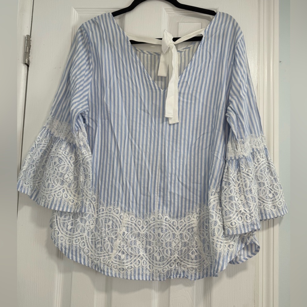 Chic Blue Striped Lace Blouse - Picture 5 of 10